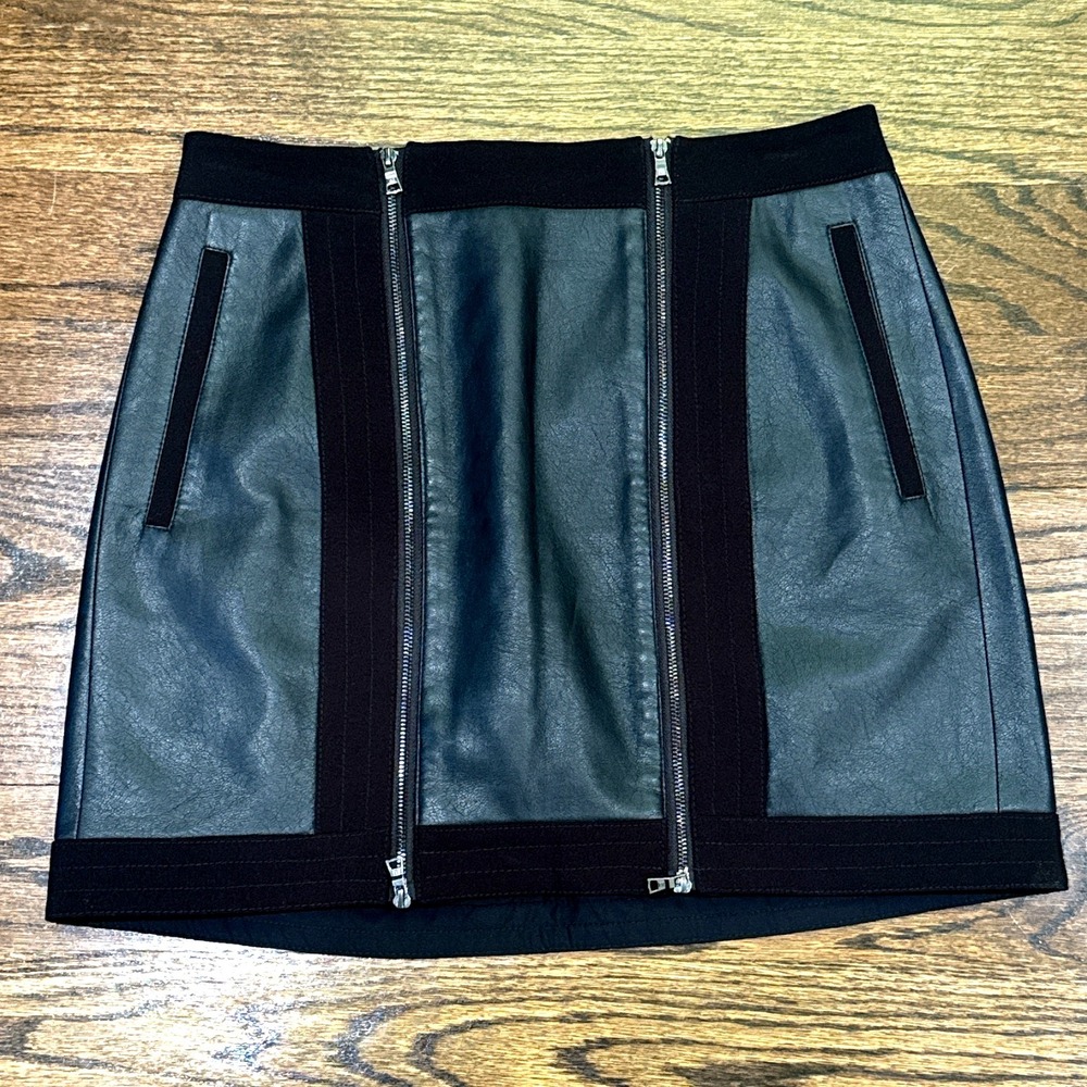 BCBGMAXAZRIA Women's Small Black Faux Leather Mini Skirt with Zippers & Pockets - Picture 2 of 7